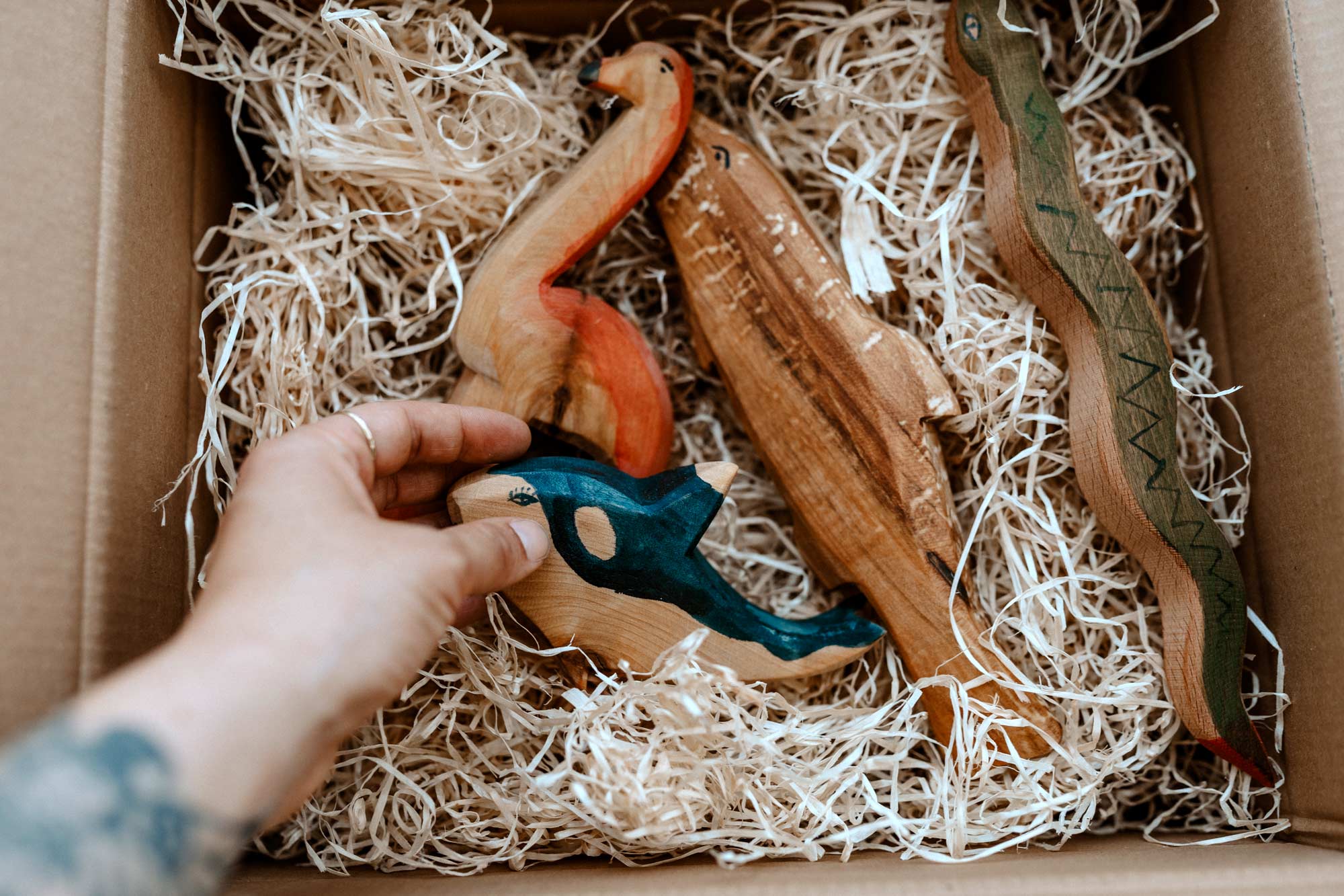 saegefisch_header_nachhaltigkeit_05_paket Sägefisch Holzspielzeug ökologische Verpackung, Waldorfspielzeug, Waldorfpädagogik, ökologisch, kindgerecht, Waldorf Holzspielzeug, pädagogisches Spielzeug, nachhaltiges Spielzeug, Holztier, Greifspielzeug, ökologisches Spielzeug, gesundes Holzspielzeug, individuelles Holzspielzeug, Bio Spielzeug, Spielzeugmanufaktur, pädagogisches Spielzeug, anthroposophisches Kinderspielzeug, anthroposophisches Holzspielzeug