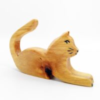 Sägefisch Holzspielzeug Katze spielend 02, Dorfkatze, Holzfigur Katze, Katze, Katze Inge, Sägefisch Katze