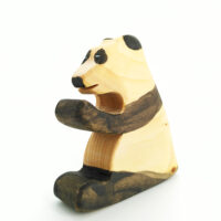 Sägefisch Holzspielzeug Panda sitzt 01, Bär, Holzfigur Panda, Panda, Peter Panda, Sägefisch Panda